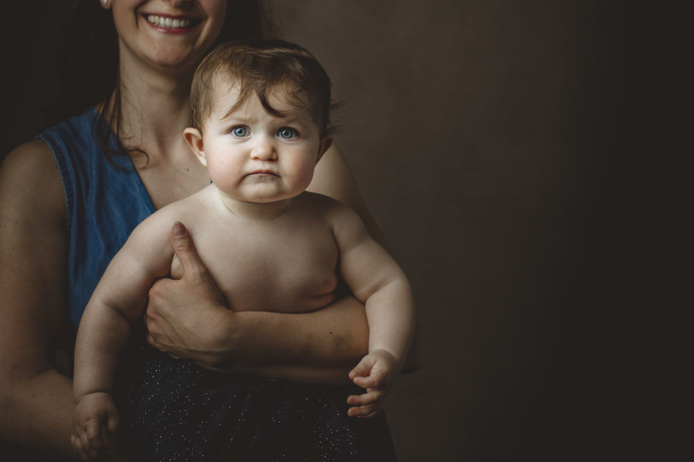 Ritratto spontaneo di un bambino di 6 mesi che sorride durante un servizio fotografico professionale a Roma con Mara Fantini.