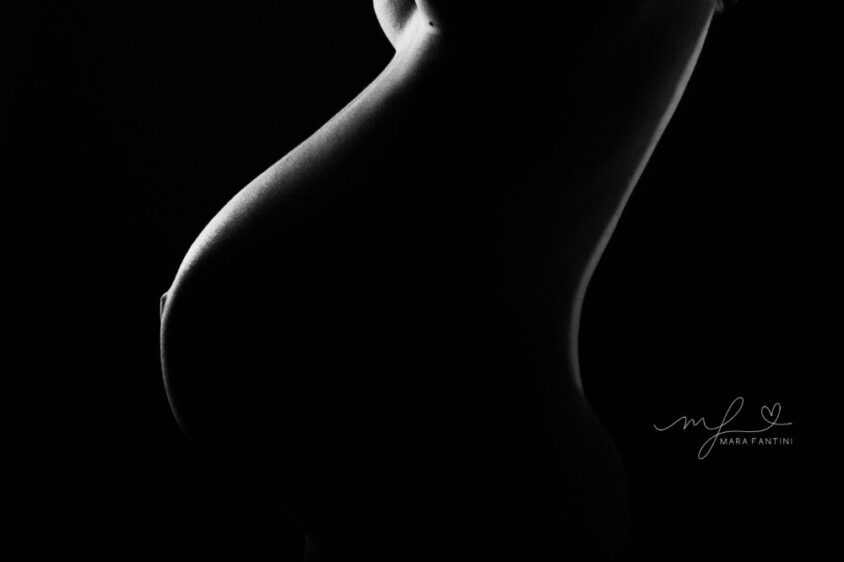 foto-maternita-artistica-silhouette-studio-roma.jpg Fotografia artistica di maternità in silhouette e bianco e nero fine art mara fantinin roma