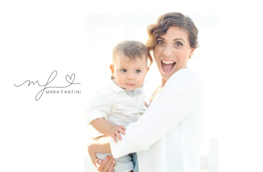 Mamma sorridente con il suo bambino: foto spontanea di battesimo a Roma