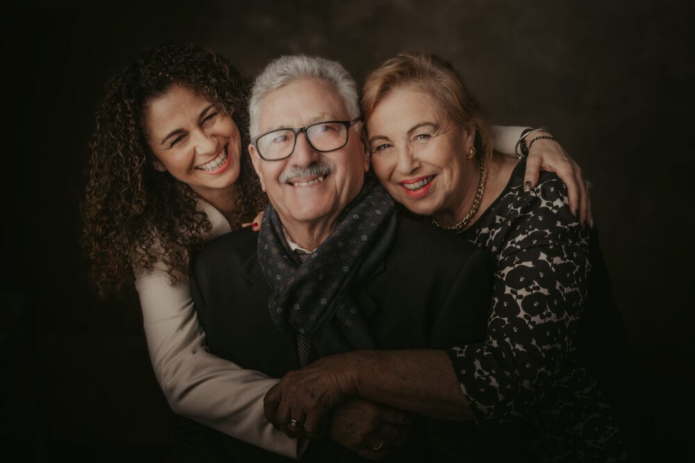 foto-famiglia-momento-spontaneo Momento spontaneo tra nonni e figlia durante un servizio fotografico