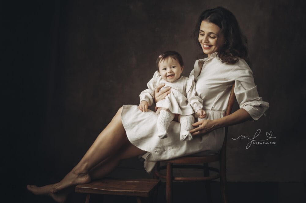mamma-bambina-sorriso-servizio-baby-studio-roma Mamma e bambina di circa un anno sorridono insieme durante il servizio fotografico Baby in studio a Roma