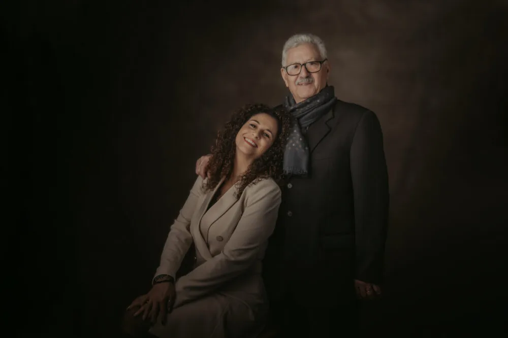 Ritratto di un padre e sua figlia adulta durante un servizio fotografico di famiglia a Roma