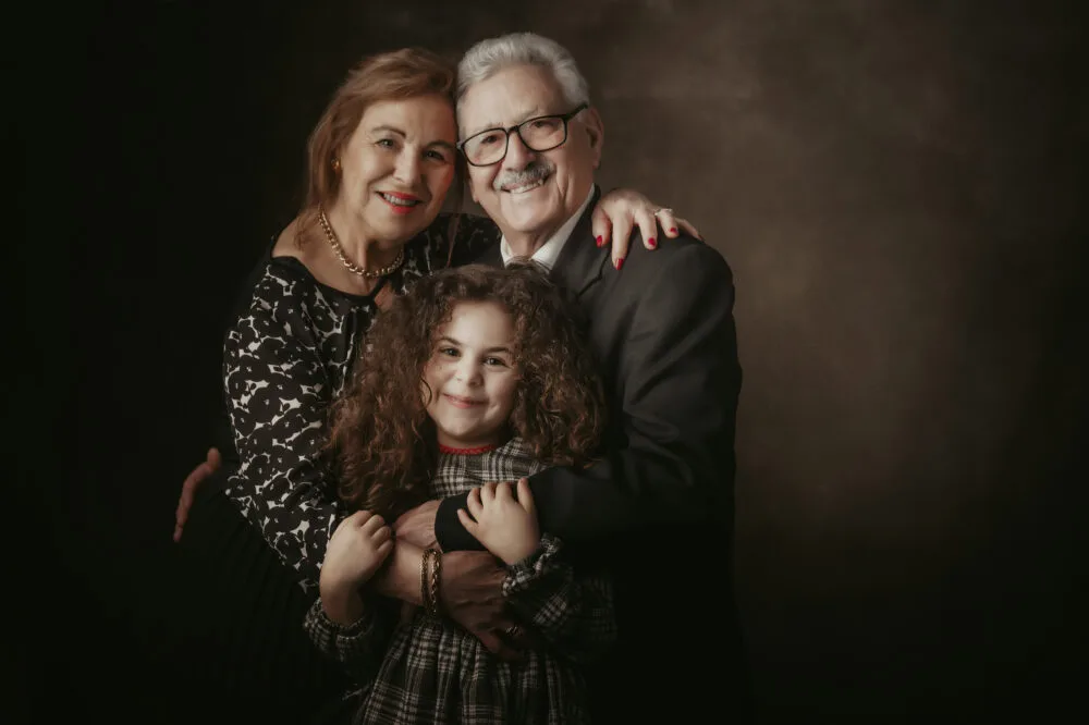 servizio-fotografico-famiglia-nonni-nipote-roma Nonni e nipote abbracciati durante un servizio fotografico di famiglia a Roma