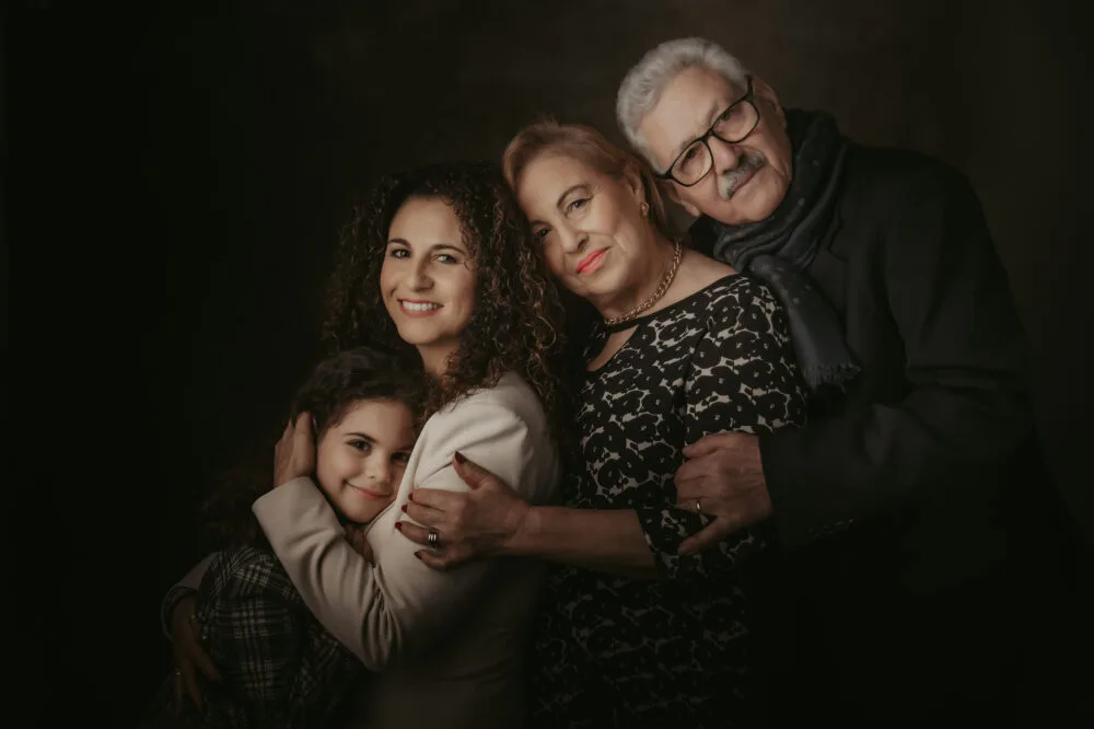Tre generazioni insieme durante un servizio fotografico di famiglia a Roma