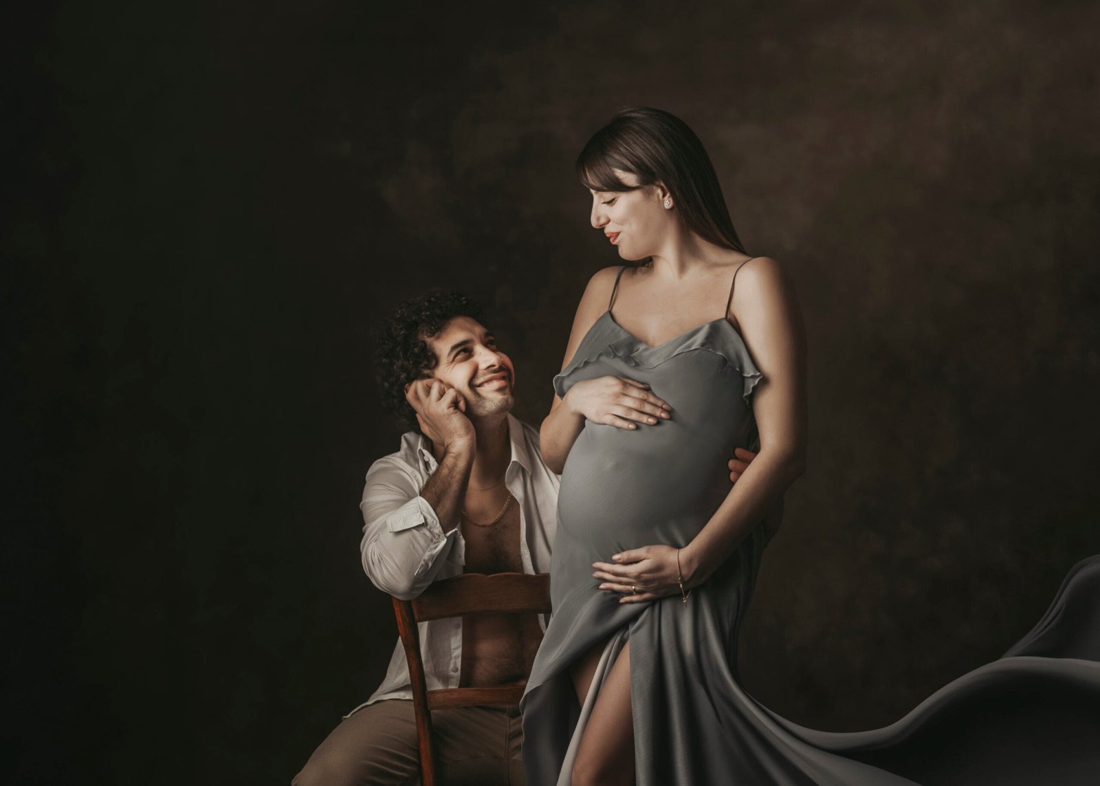Fotografa gravidanza Roma — coppia in studio, ritratto editoriale con abito fluido