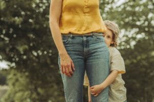 Bambino timido si nasconde abbracciato alle gambe della mamma, Parco degli Acquedotti Roma
