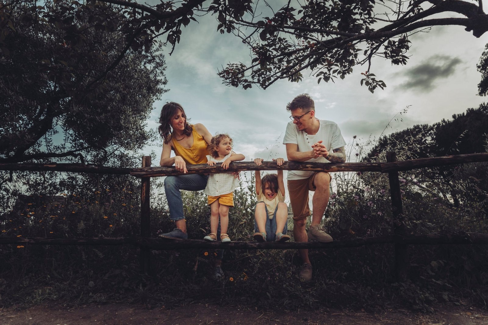 Famiglia sulla staccionata con cielo nuvoloso, Parco degli Acquedotti Famiglia con due bambini su una staccionata di legno, cielo nuvoloso, Parco degli Acquedotti