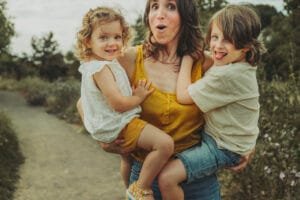 Mamma con i due bambini in braccio, facce buffe e risate al Parco degli Acquedotti, Roma
