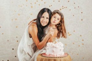 mamma e figlia abbracciate per compleanno 5 anni
