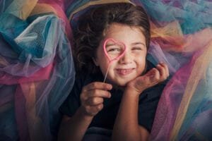 bambina sorridente per il suo compleanno